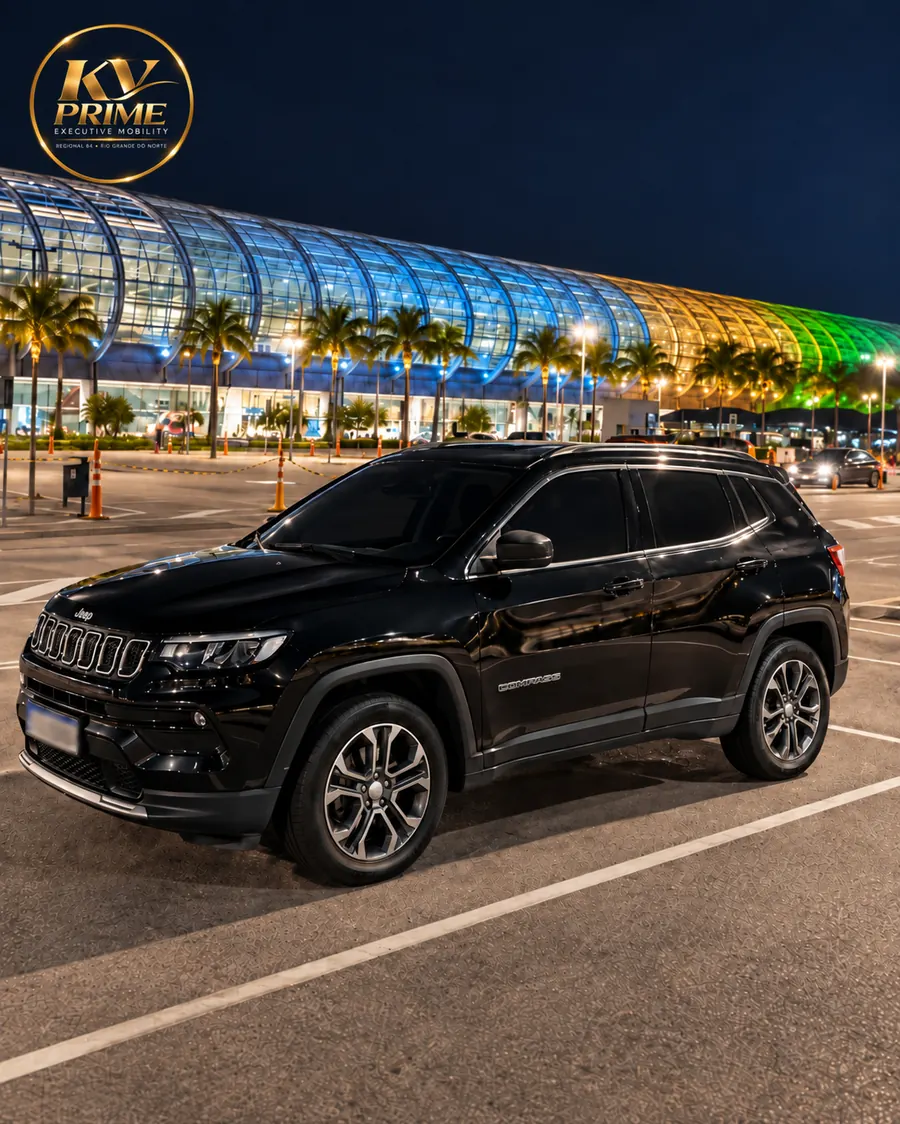 Jeep Compass preto da KV PRIME estacionado à noite no Aeroporto Internacional de Natal